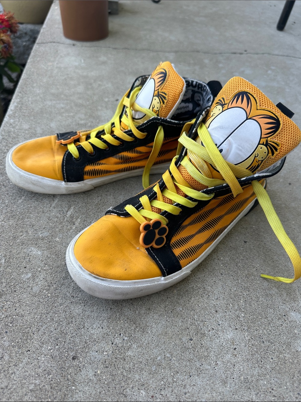 Garfield Sneakers size 9 men’s